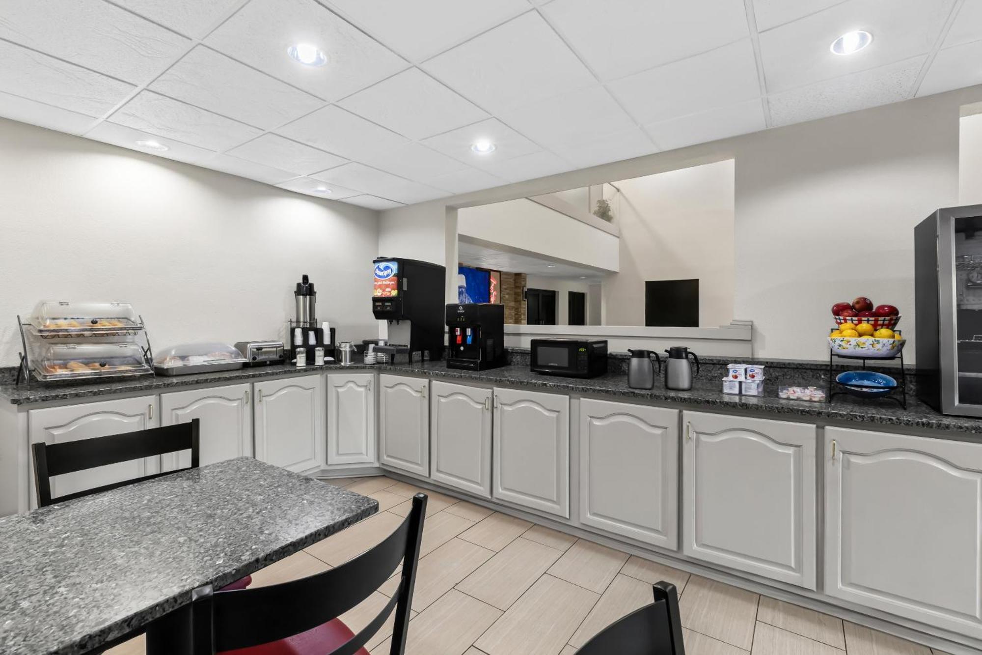 College Park Red Roof Plus+ & Suites Atlanta Airport South מראה חיצוני תמונה